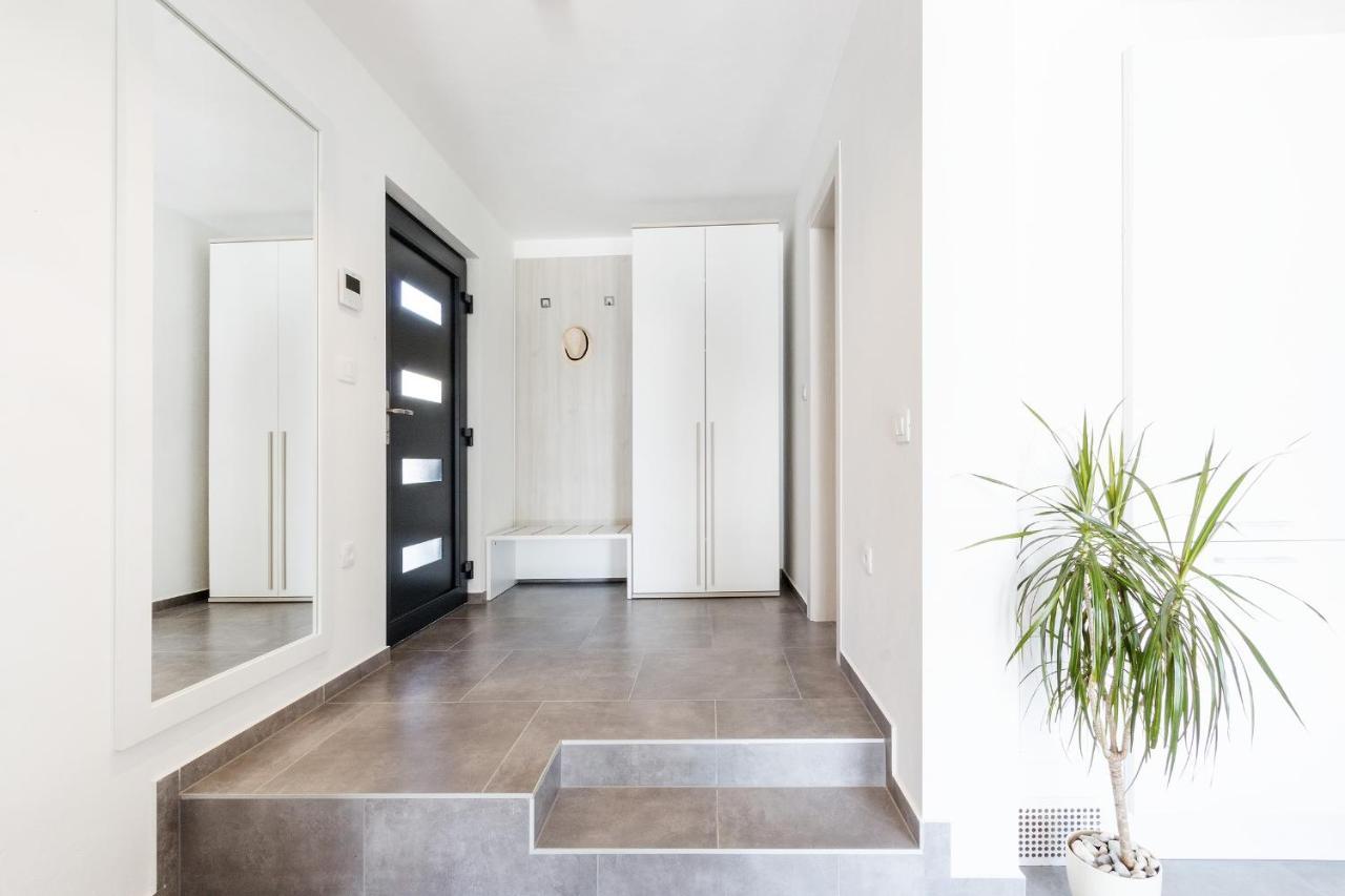 Modern 3-Bedroom Villa With A Private Pool Пула Экстерьер фото